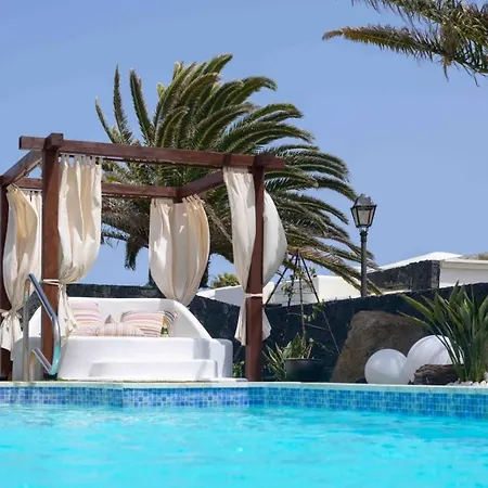 别墅 Eslanzarote Rosa, Heated Pool, Jacuzzi, Super Wifi, Sat Tv 普拉亚布兰卡
