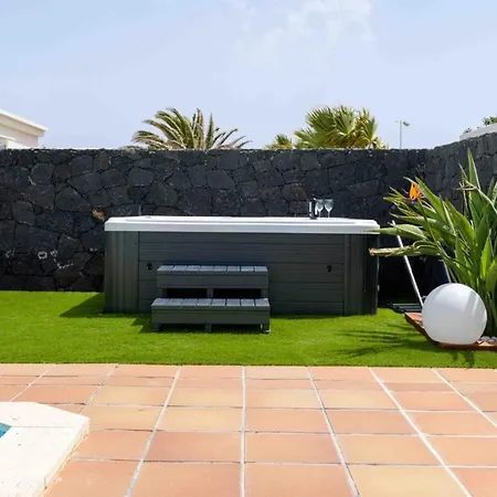 别墅 Eslanzarote Rosa, Heated Pool, Jacuzzi, Super Wifi, Sat Tv